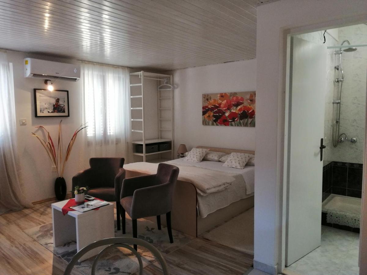 Studio Apartments Kuljis Vis Esterno foto
