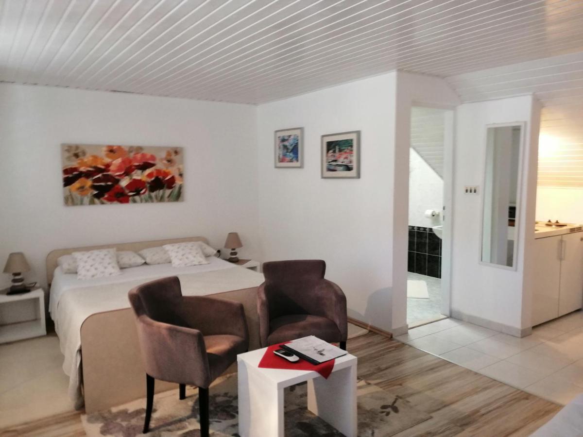 Studio Apartments Kuljis Vis Esterno foto