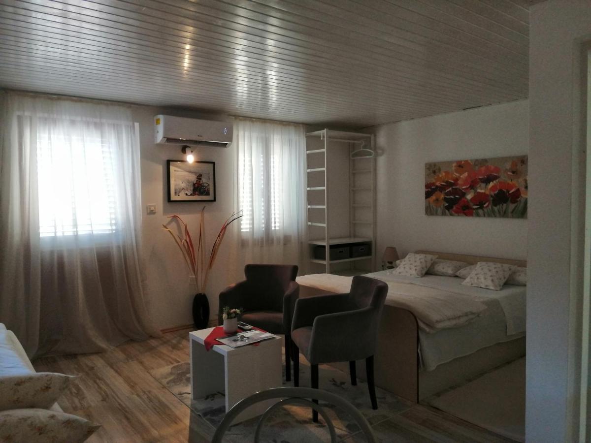 Studio Apartments Kuljis Vis Esterno foto