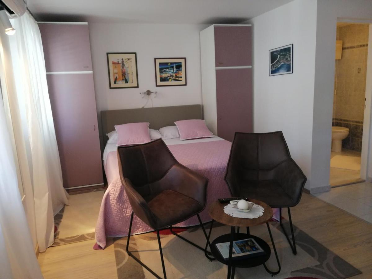 Studio Apartments Kuljis Vis Esterno foto
