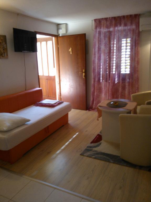 Studio Apartments Kuljis Vis Esterno foto