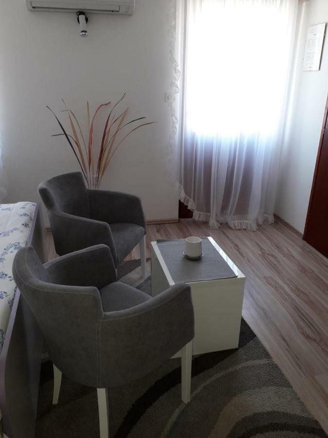 Studio Apartments Kuljis Vis Esterno foto