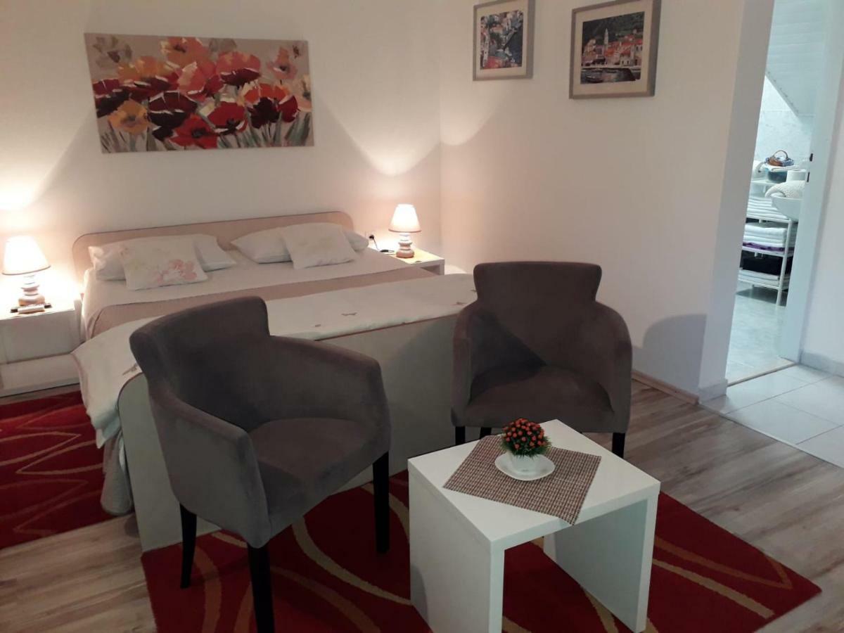 Studio Apartments Kuljis Vis Esterno foto